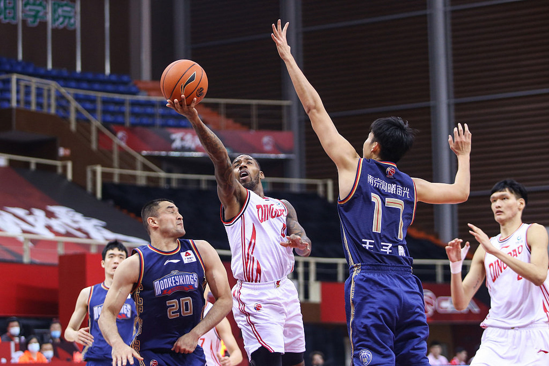 广州队鏖战青岛队，字母哥点燃赛场