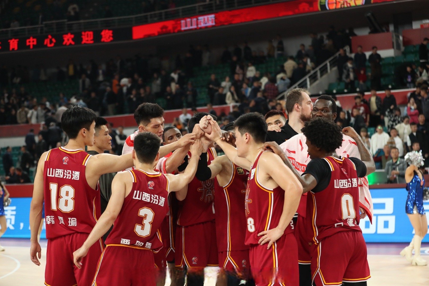 顶尖球星齐聚一堂，篮球比赛蓄势待发