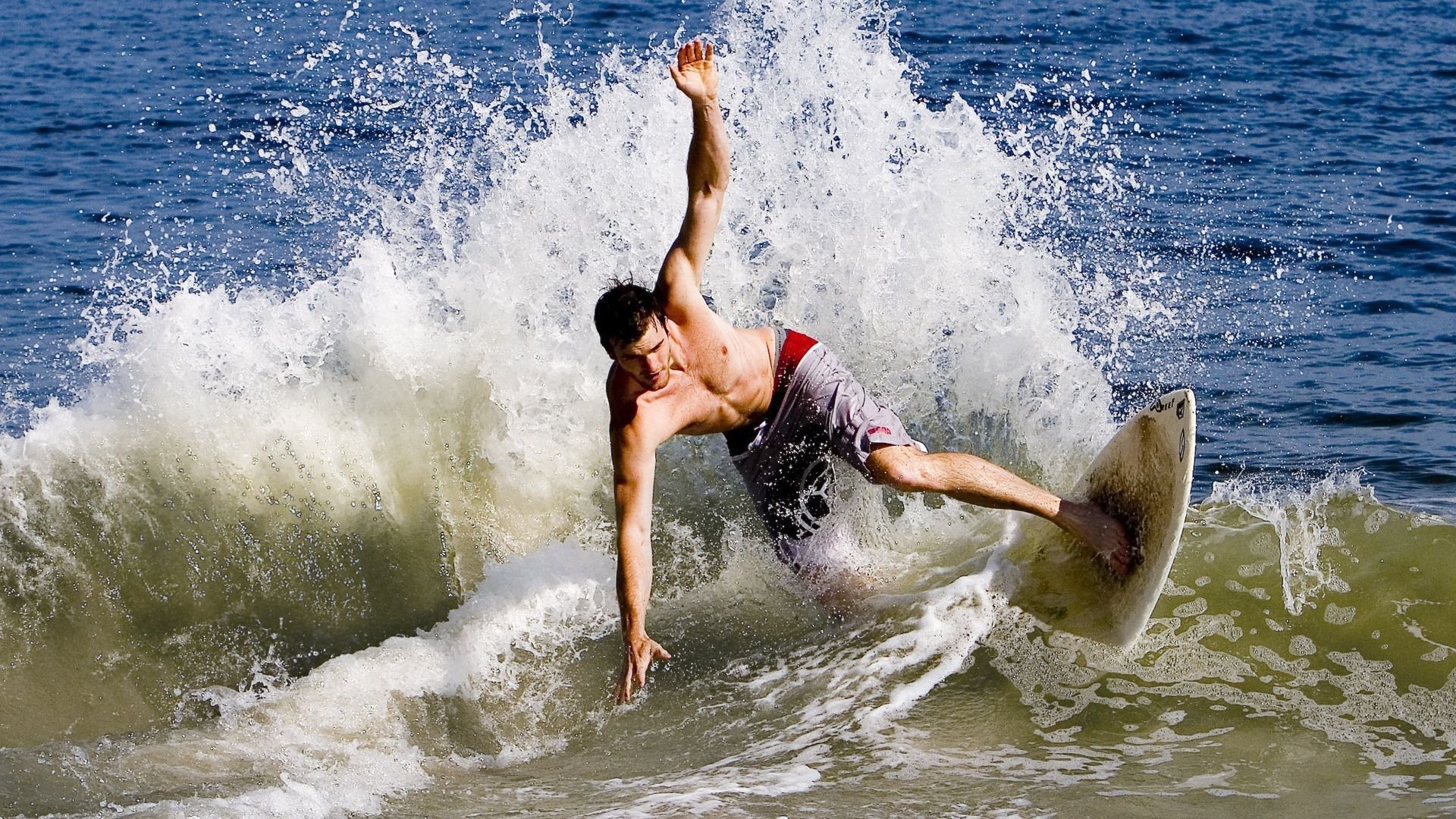 威廉姆斯完胜红牛二队，周冠宇带队取胜，一场定义未来的胜利