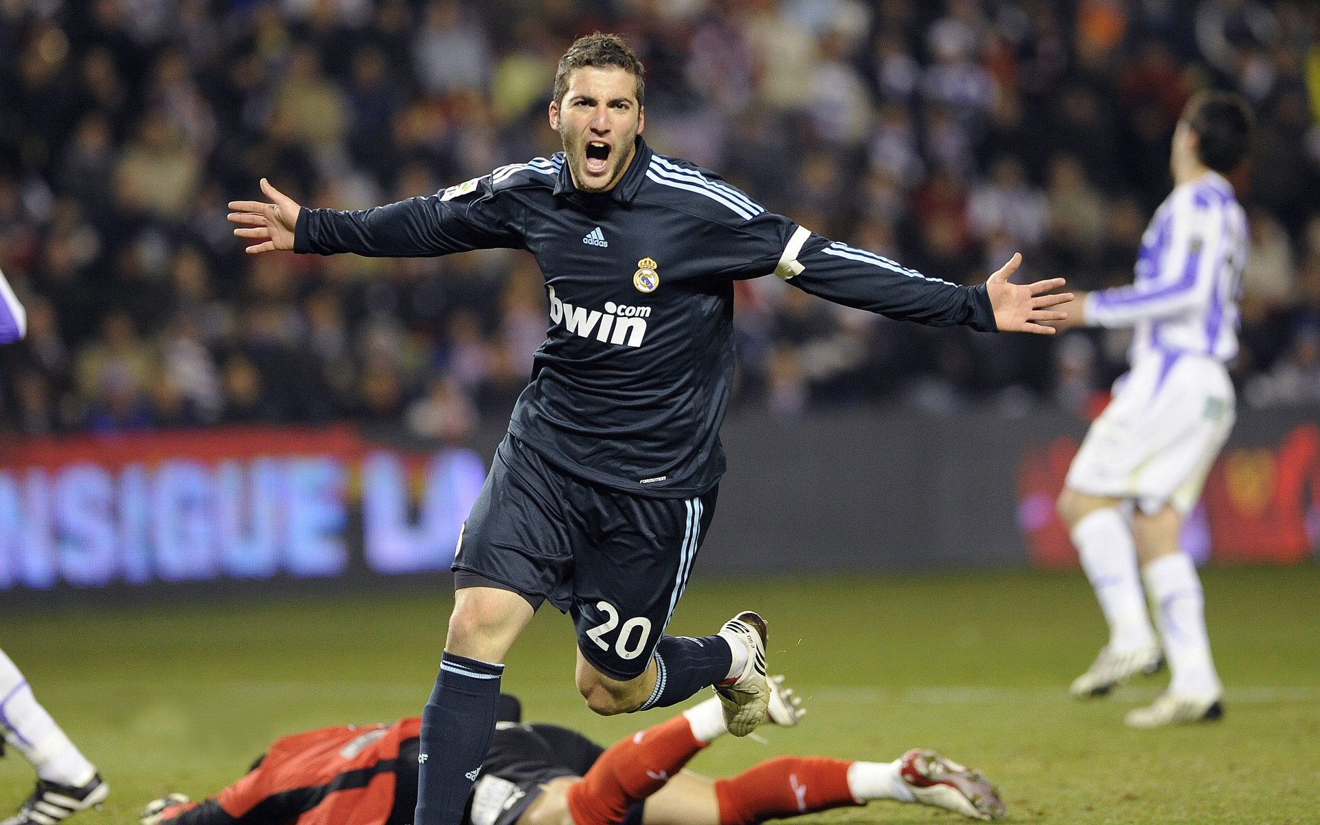 赛道风云，塞恩斯高光表现助梅赛德斯翻盘阿斯顿马丁